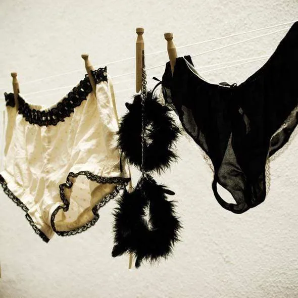 Bijoux Indiscrets Vibrators Bijoux Indiscrets Za Za Zu Feather Handcuffs