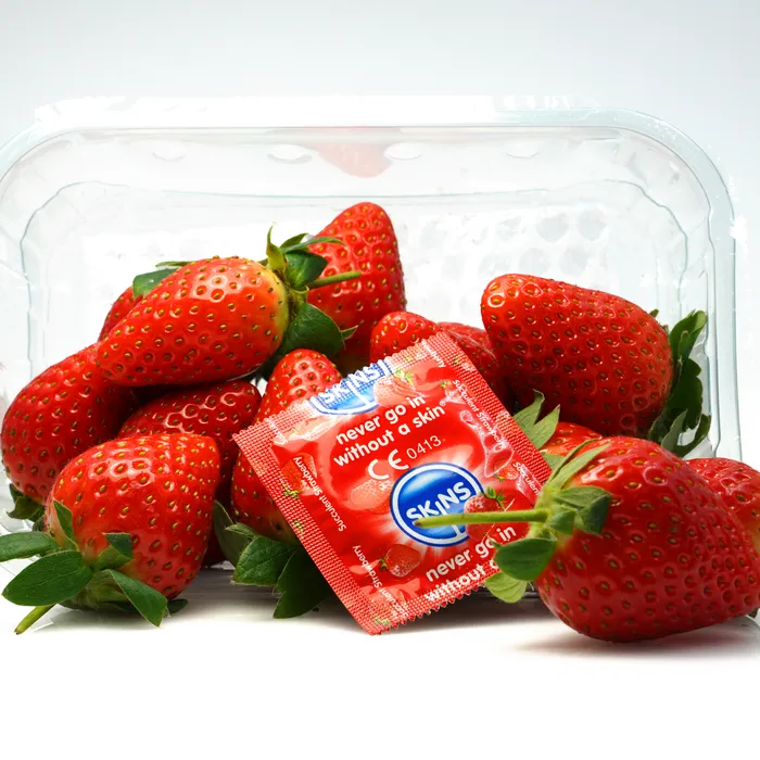 Skins Female Sex Toys Skins Condoms Strawberry 12 Pack